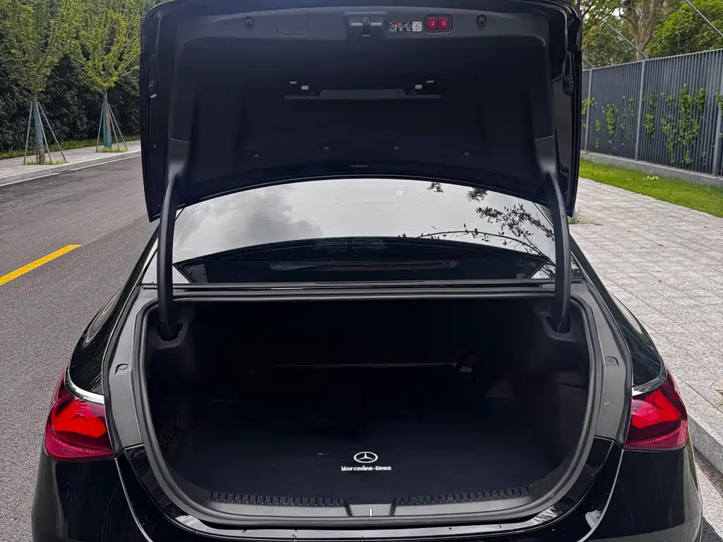 Mercedes-Benz E-Class — миниатюра 10