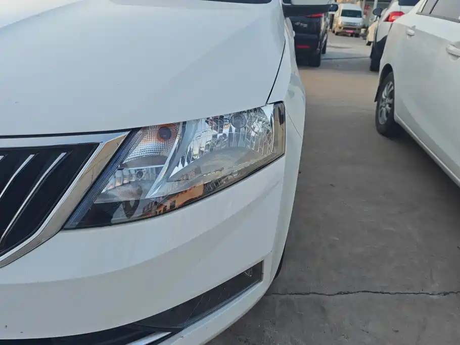 Skoda Rapid — миниатюра 5