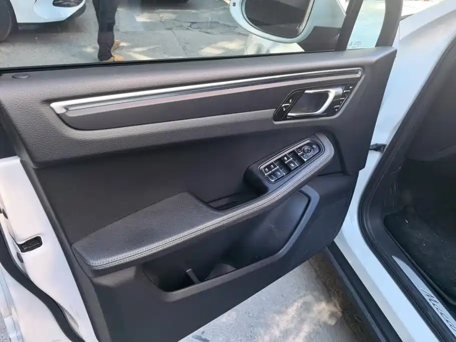 Porsche Macan — миниатюра 7