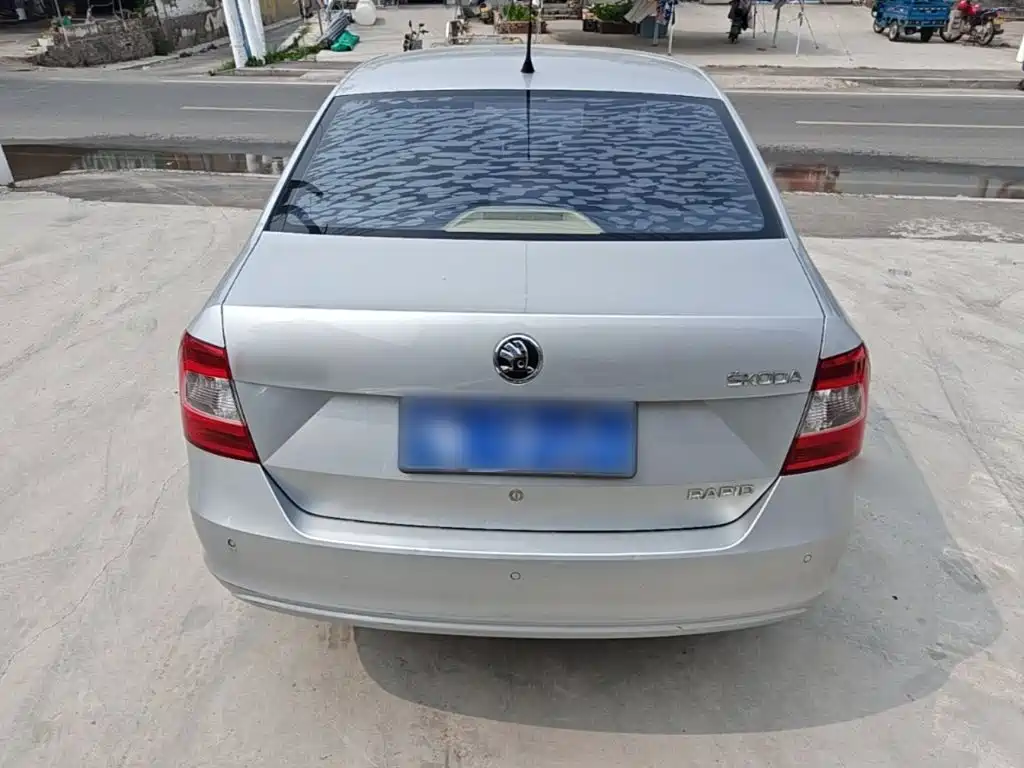 Skoda Rapid 2015 1.6L MT