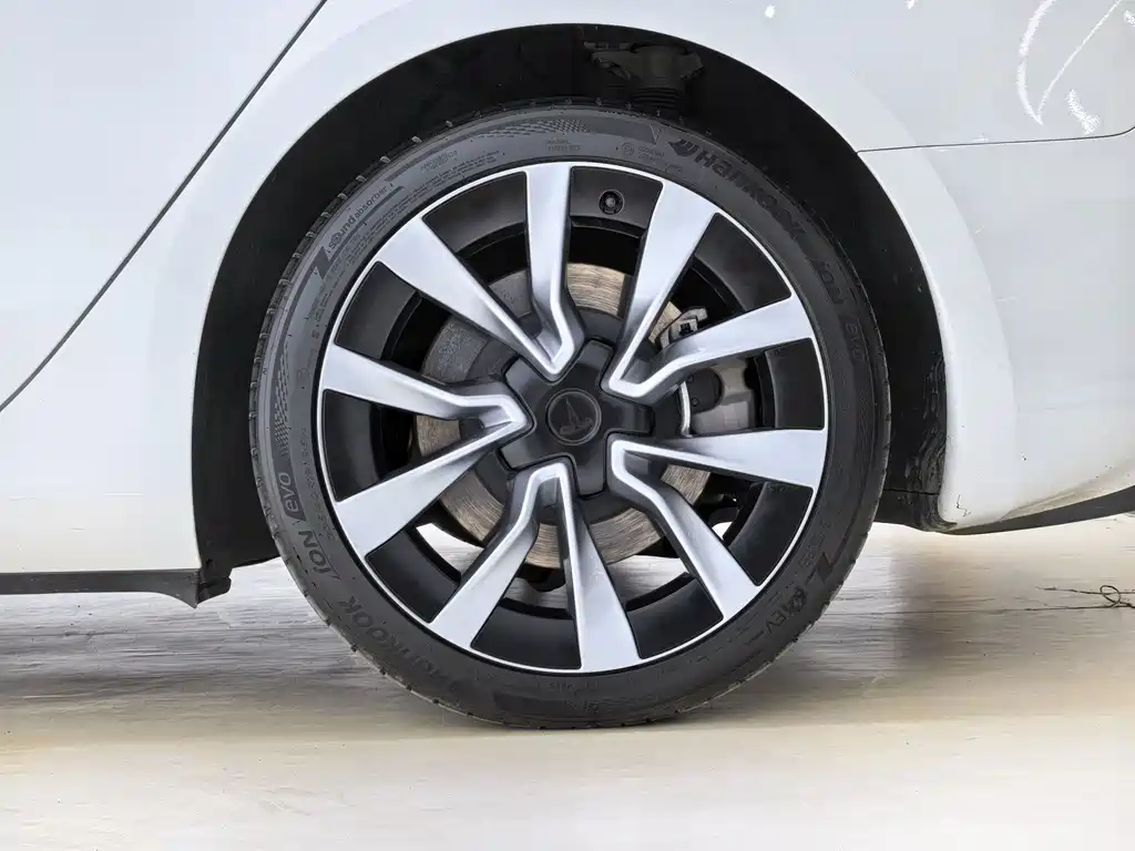 Tesla Model 3 — миниатюра 7