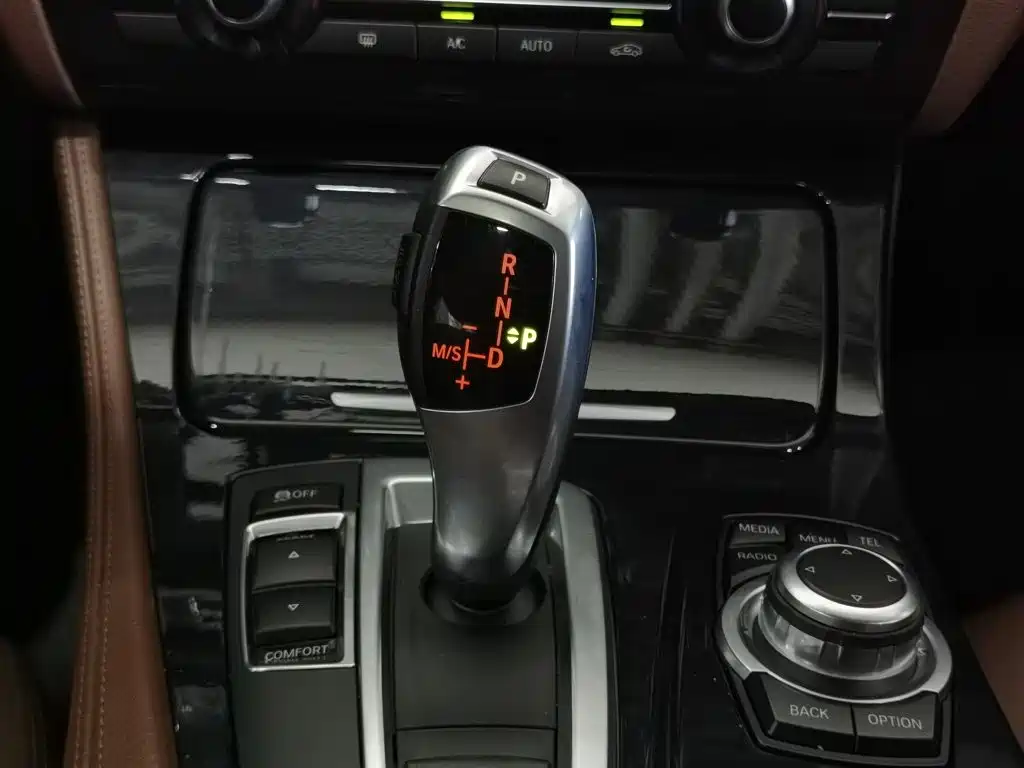 BMW 5 Series — миниатюра 13