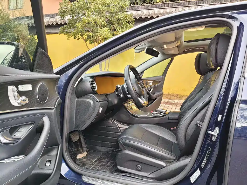 Mercedes-Benz E-Class — миниатюра 6