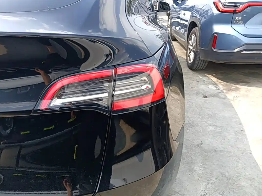 Tesla Model Y — миниатюра 8