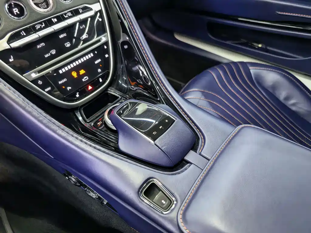 Aston Martin DB11 — миниатюра 8