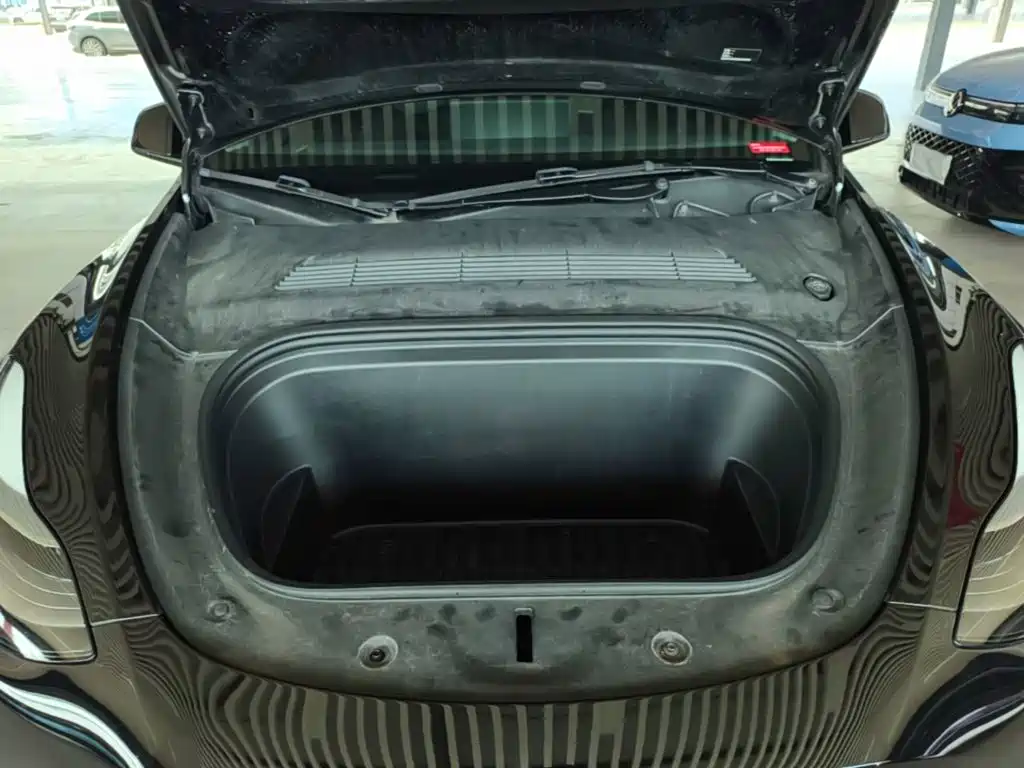 Tesla Model Y — миниатюра 20