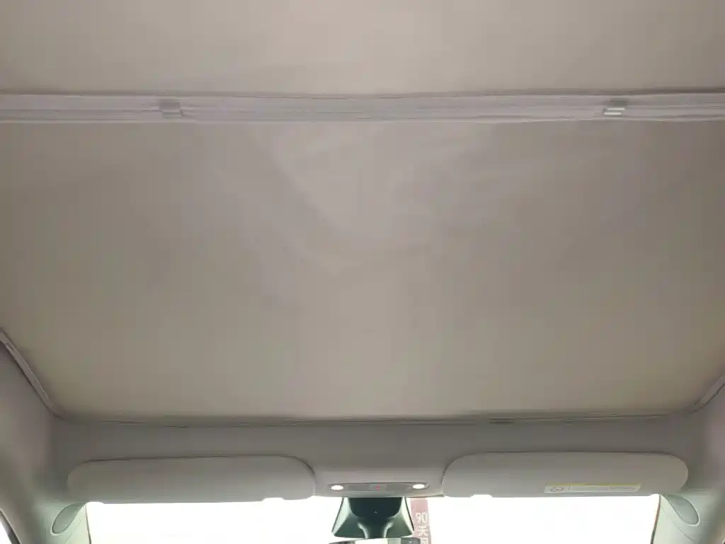 Tesla Model Y — миниатюра 18