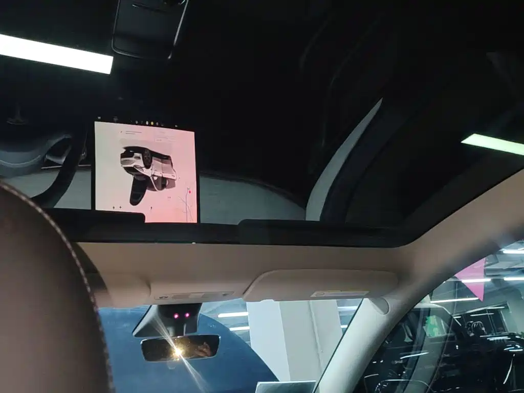 Tesla Model Y — миниатюра 18