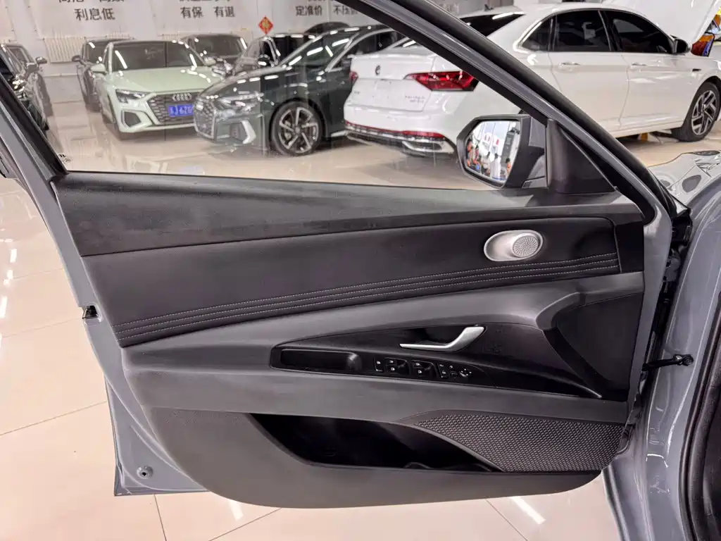 Hyundai Elantra — миниатюра 8