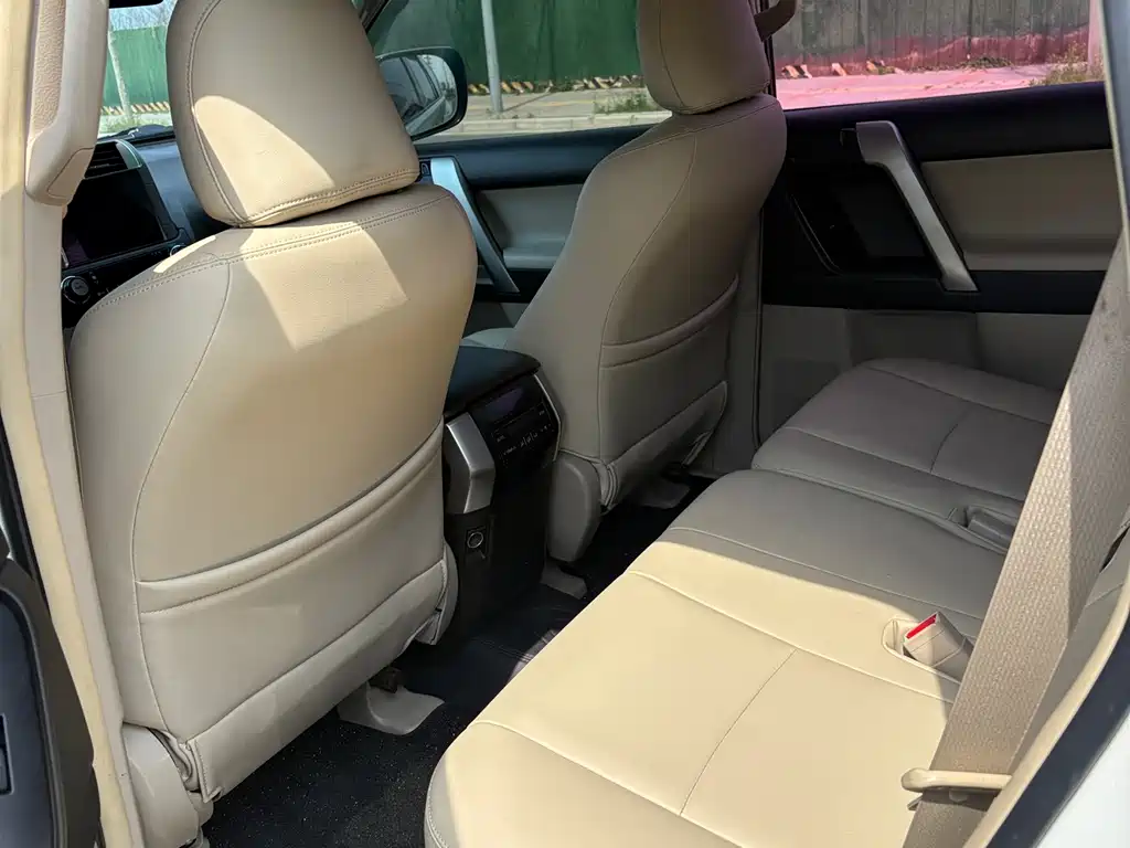 Toyota Land Cruiser Prado 2010 2.7L AT Luxury