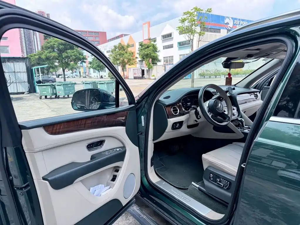 Bentley Bentayga — миниатюра 15