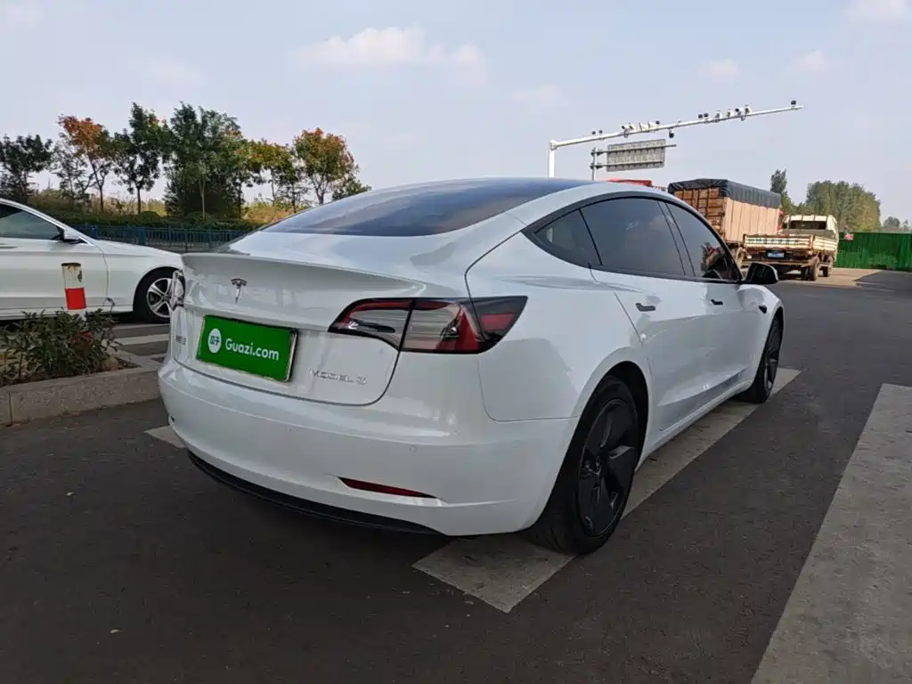 Tesla Model 3 — миниатюра 7