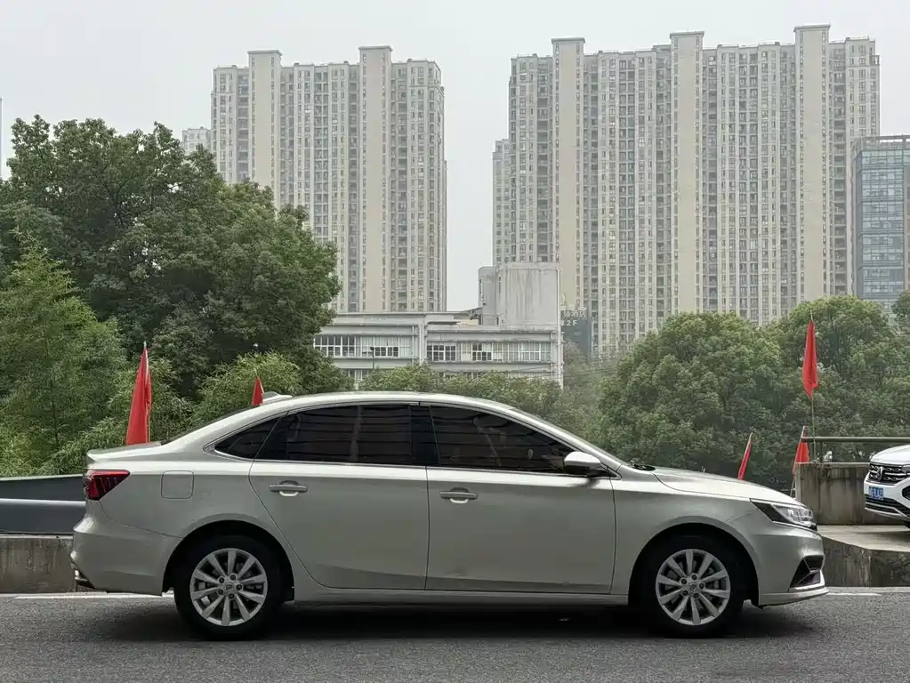 ROEWE  I6 NEW ENERGY