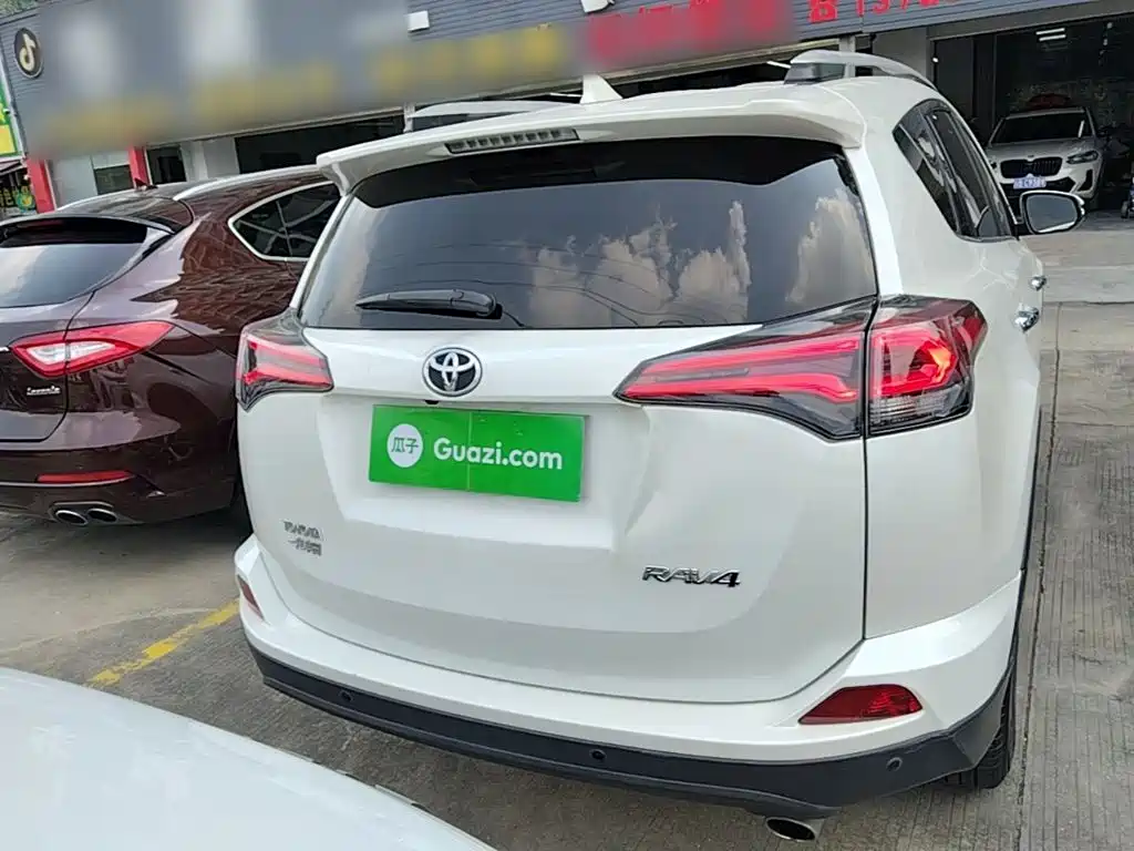 Toyota RAV4 — миниатюра 6
