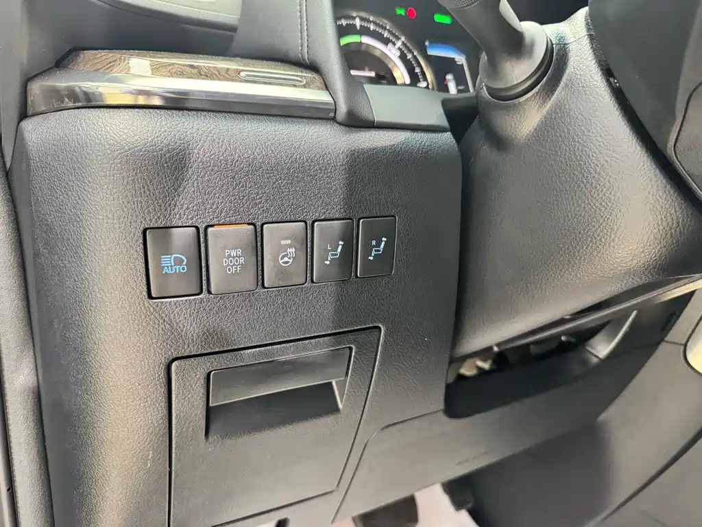 Toyota Alphard — миниатюра 15