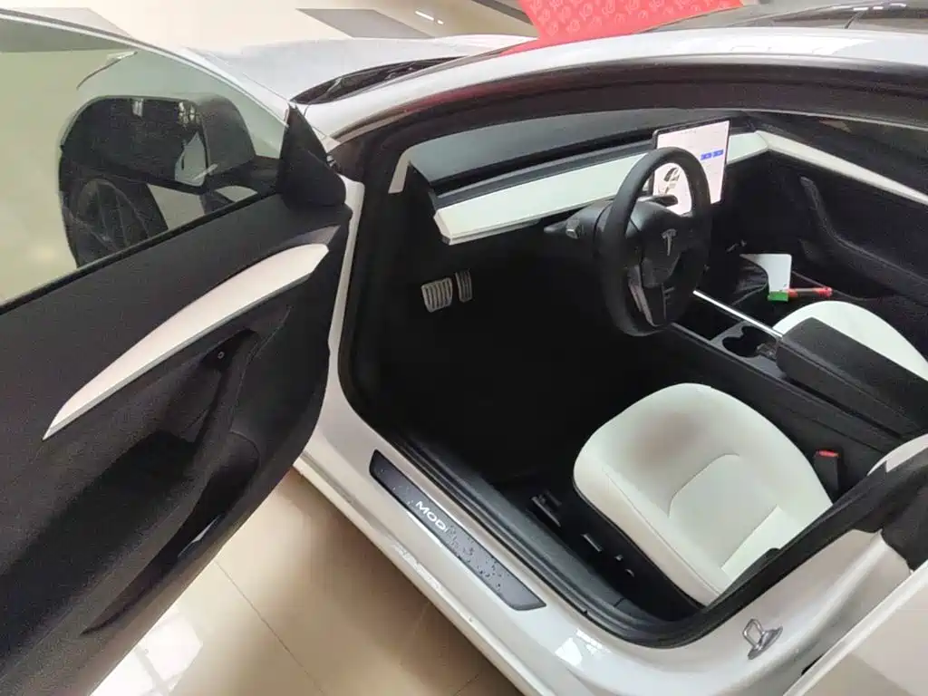 Tesla Model 3 — миниатюра 16
