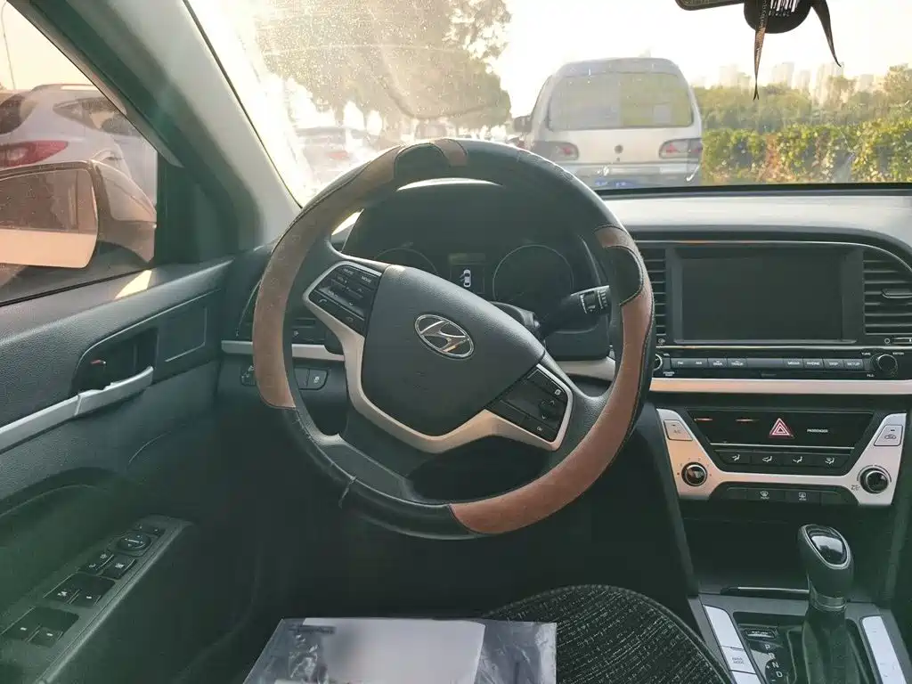 Hyundai Elantra — миниатюра 3