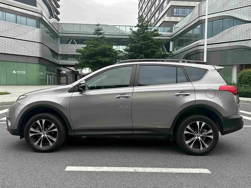 Toyota RAV4 — миниатюра 10