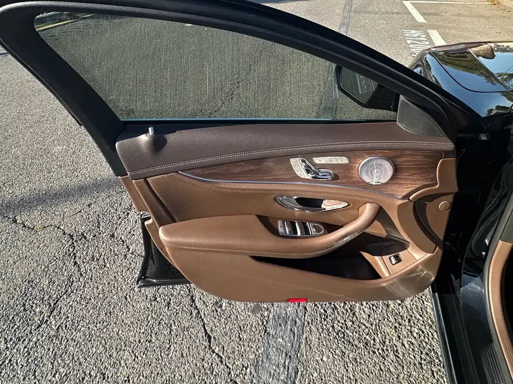 Mercedes-Benz E-Class — миниатюра 8