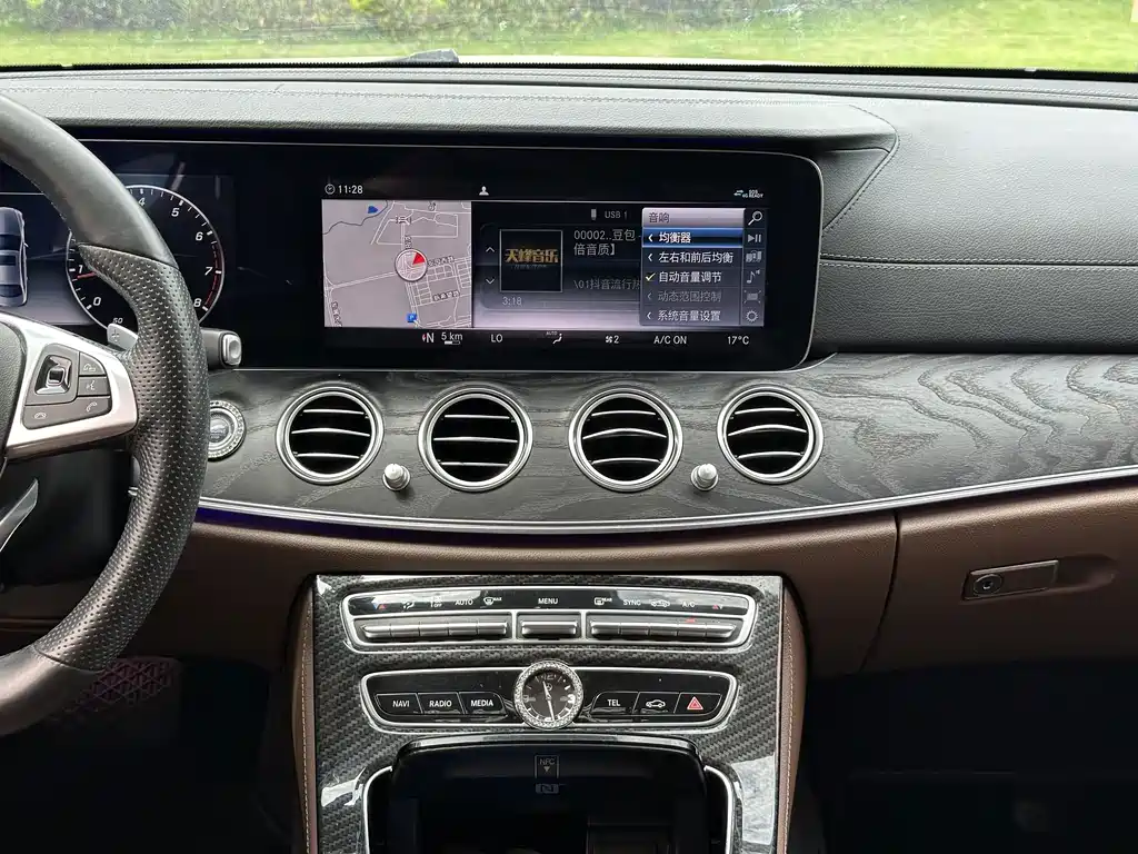 Mercedes-Benz E-Class — миниатюра 11