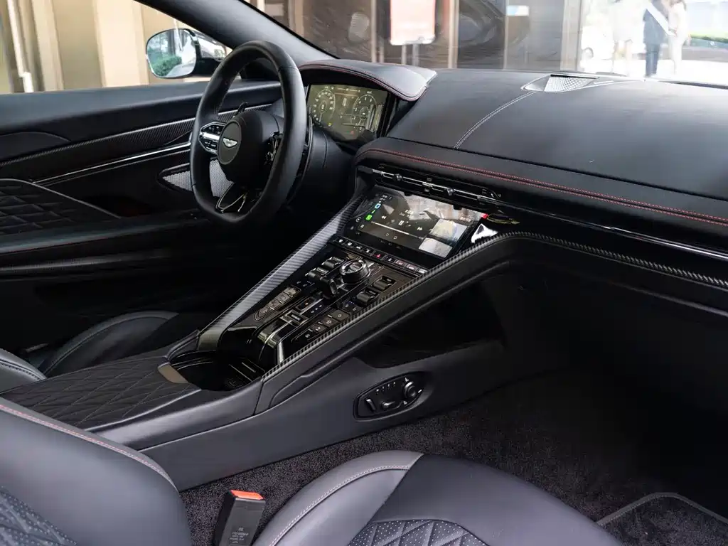 Aston Martin DB12 — миниатюра 20