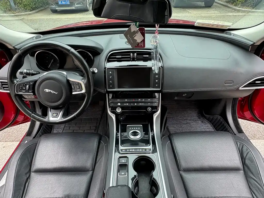 Jaguar XE — миниатюра 6