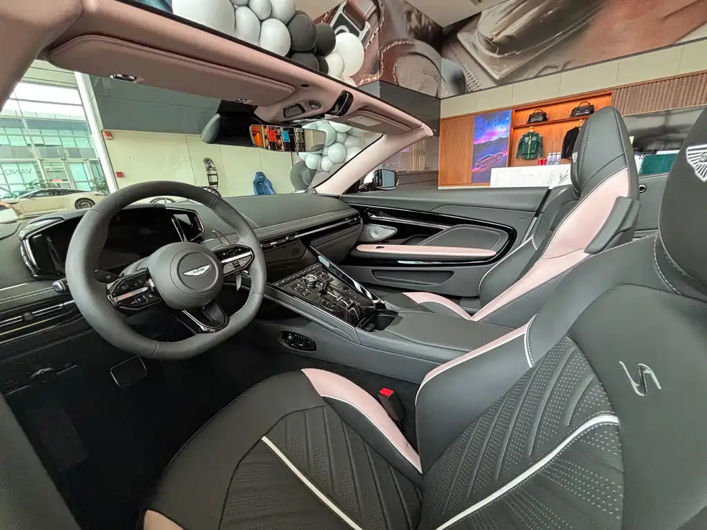 Aston Martin DB12 — миниатюра 9