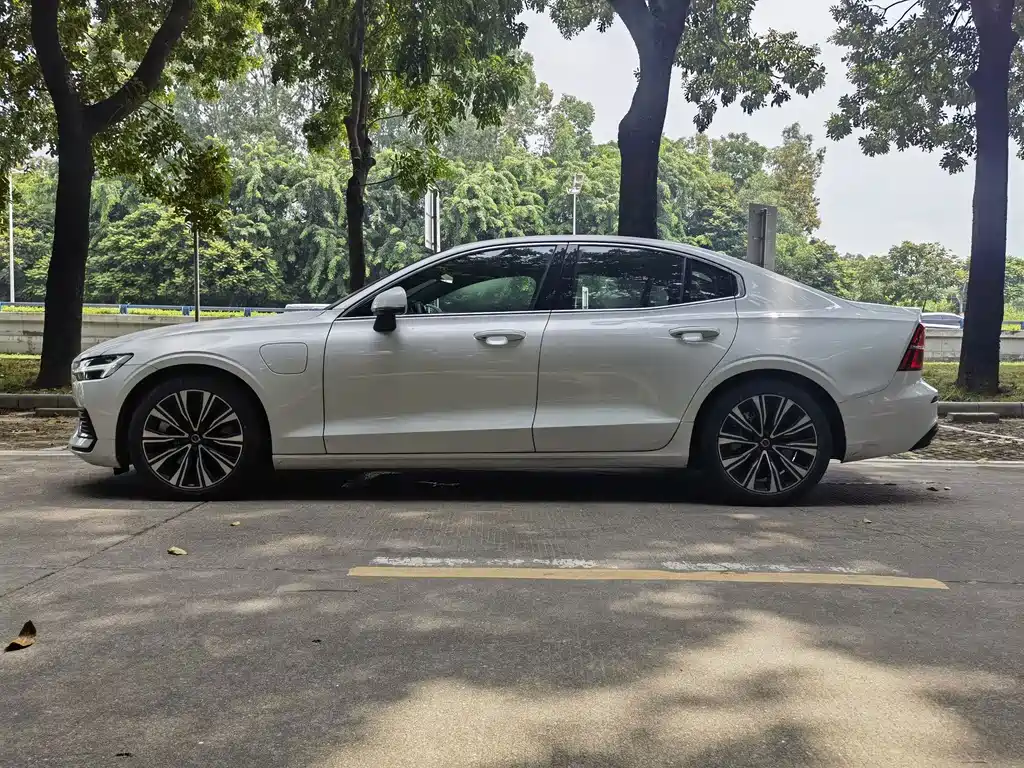Volvo S60 PHEV — миниатюра 5