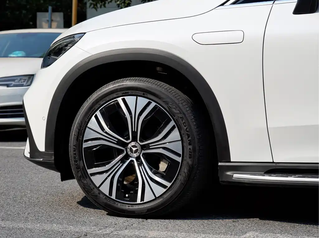 Mercedes-Benz EQE SUV — миниатюра 8