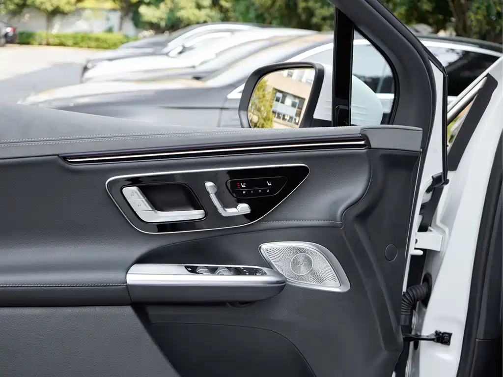 Mercedes-Benz EQE SUV — миниатюра 15