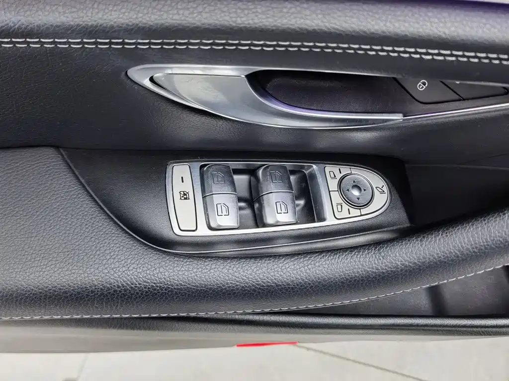 Mercedes-Benz E-Class — миниатюра 9