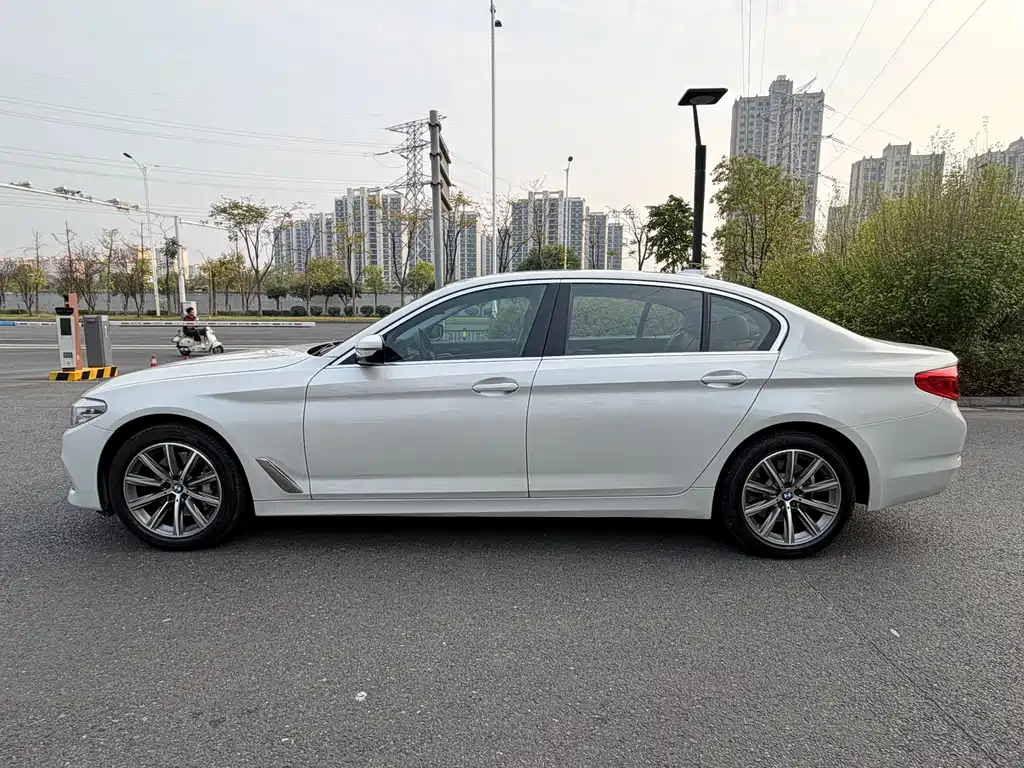 BMW 5 Series — миниатюра 4