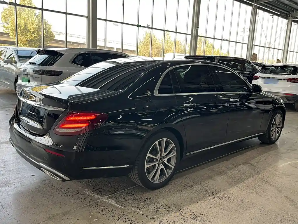 Mercedes-Benz E-Class — миниатюра 13