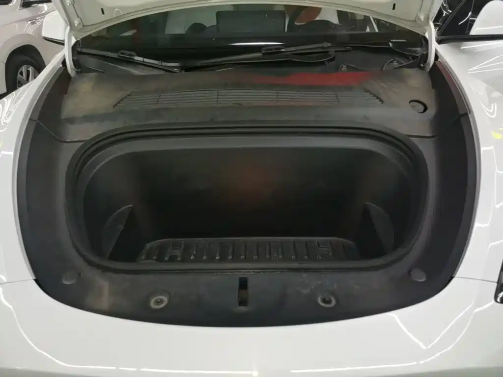 Tesla Model Y — миниатюра 20