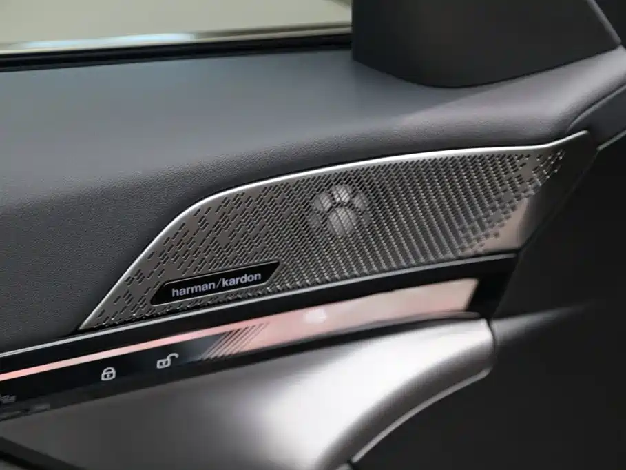 BMW 5 Series — миниатюра 11