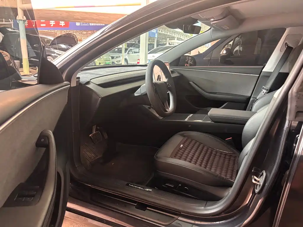 Tesla Model 3 — миниатюра 4