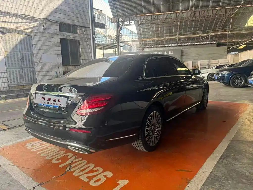 Mercedes-Benz E-Class — миниатюра 9