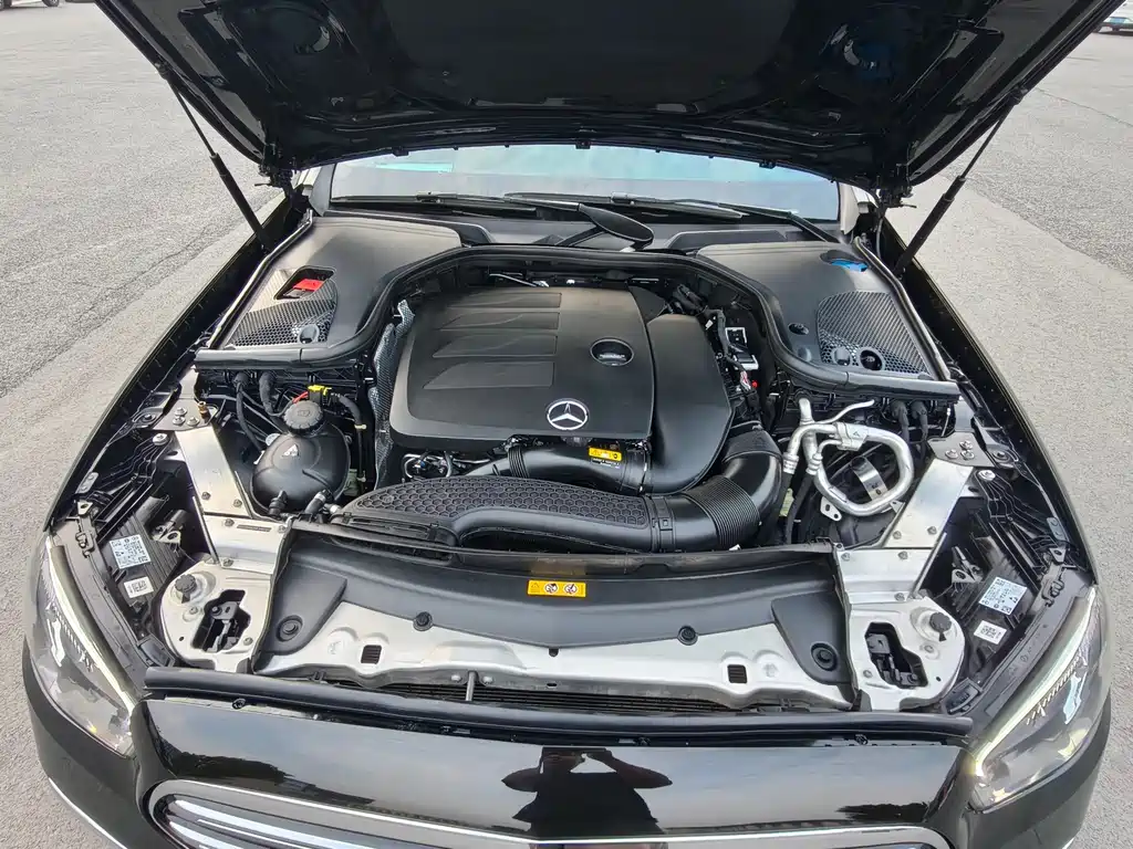 Mercedes-Benz E-Class — миниатюра 12