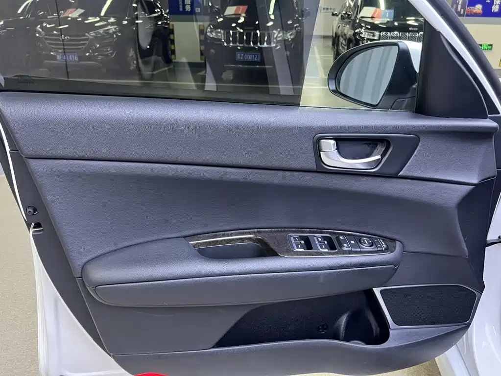 Kia K5 2016 2.0L AT GLS