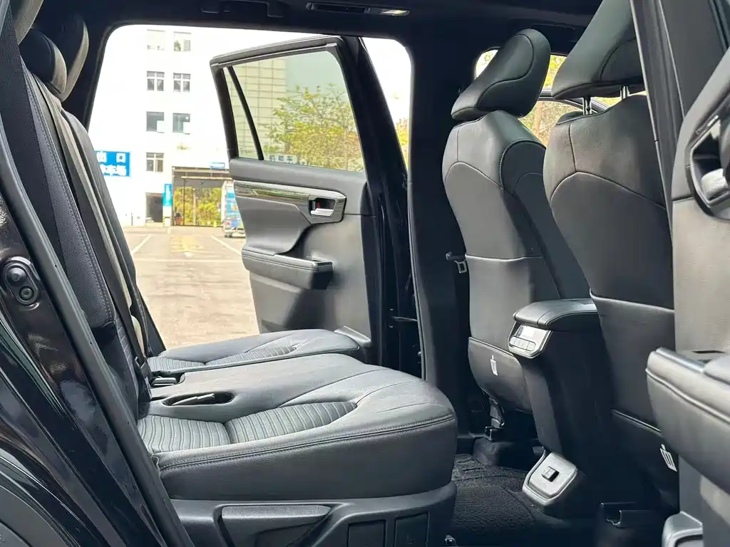 Toyota Crown Kluger — миниатюра 9