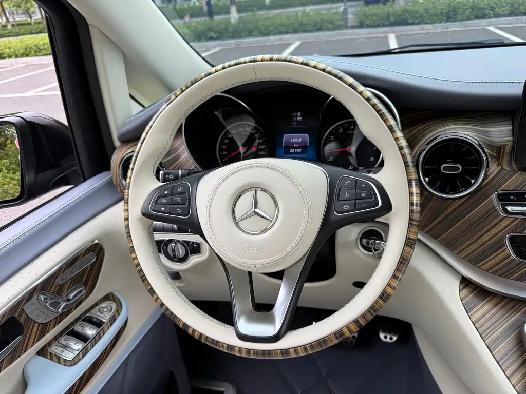 Mercedes-Benz V-Class (Import) — миниатюра 12