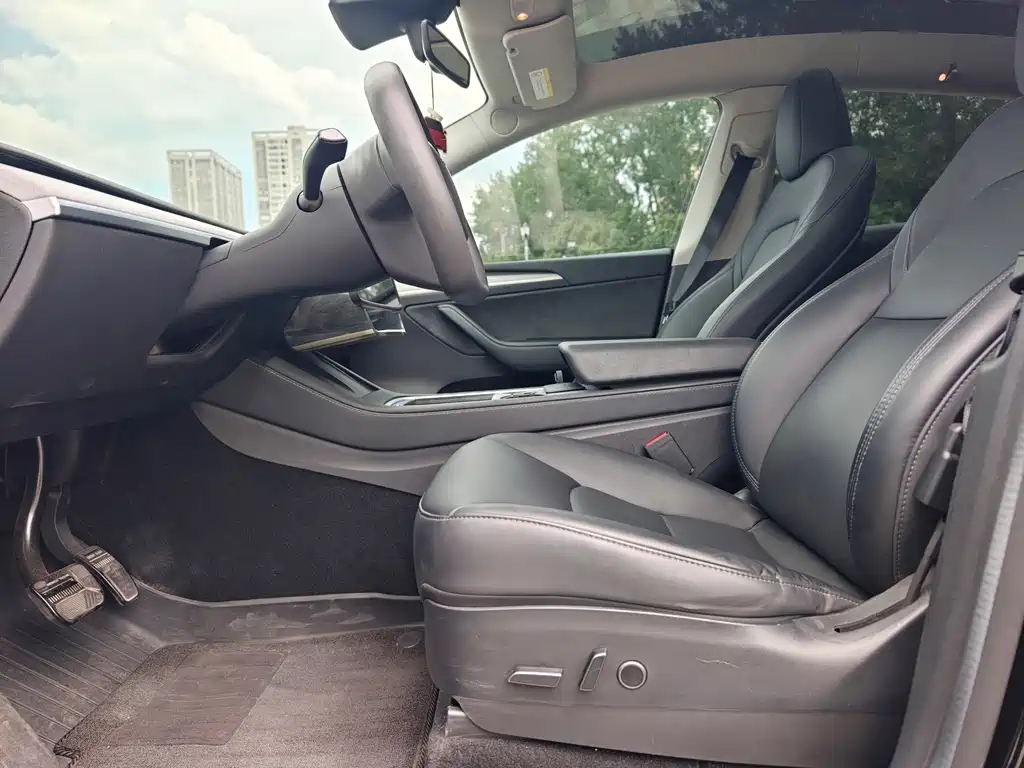 Tesla Model Y — миниатюра 8