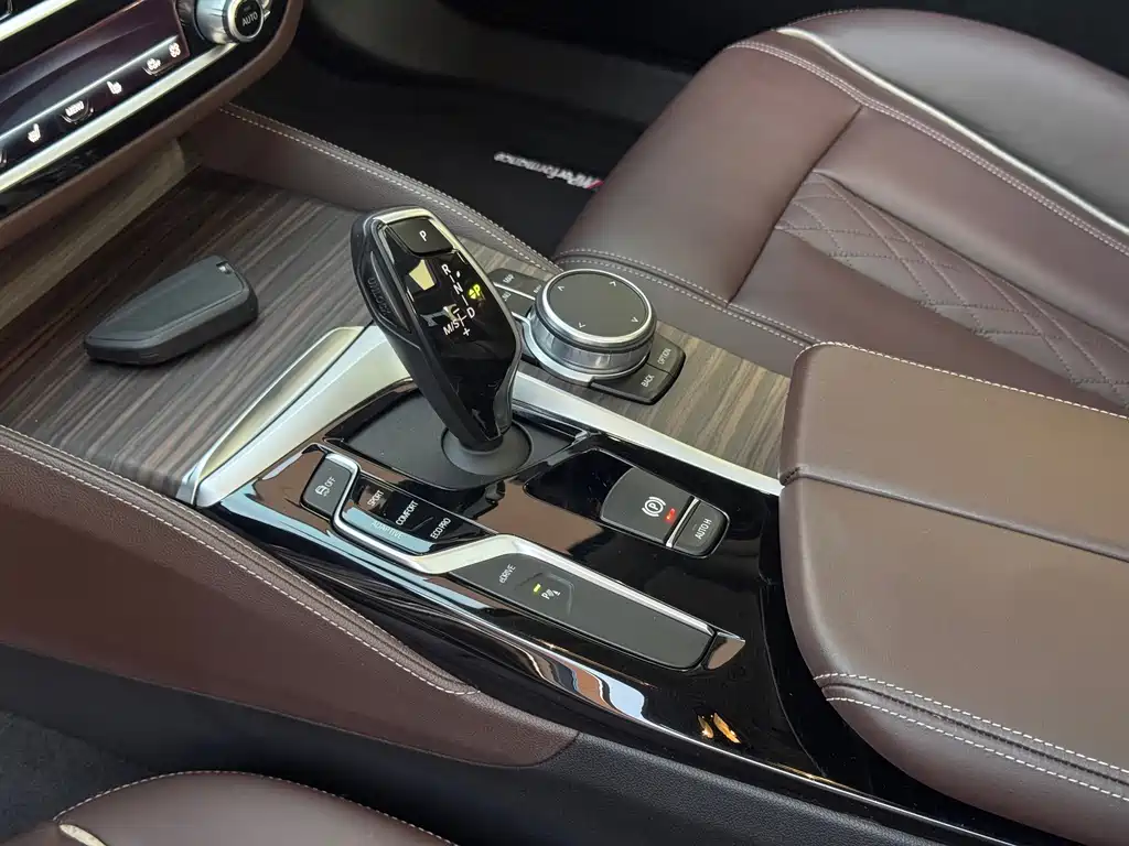 BMW 5 Series New Energy — миниатюра 11
