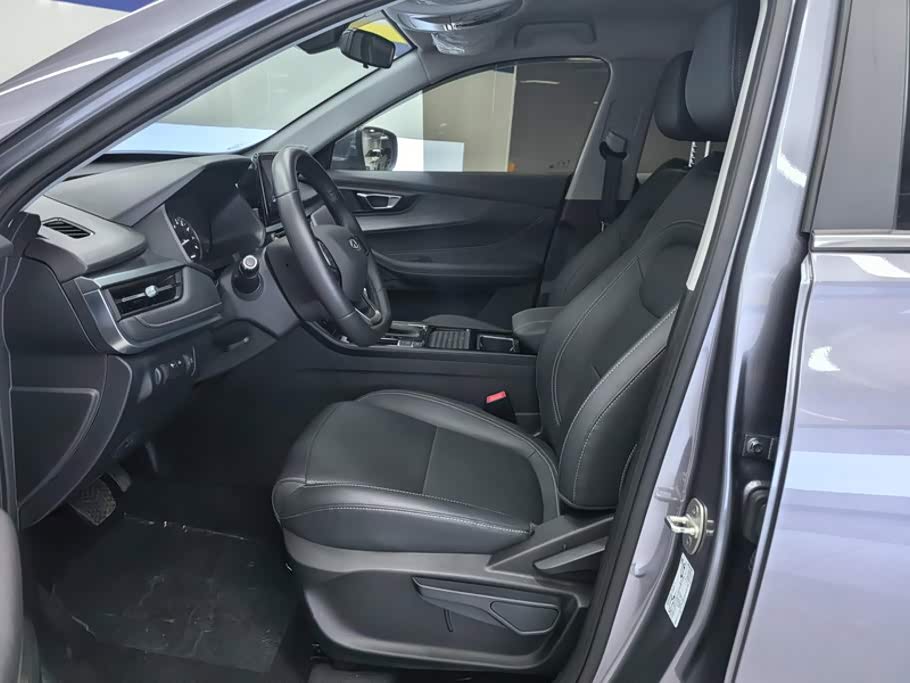 CHERY Tiggo 5x 1.5 л 2025 г. Серебристо-серый, пробег 11200 км