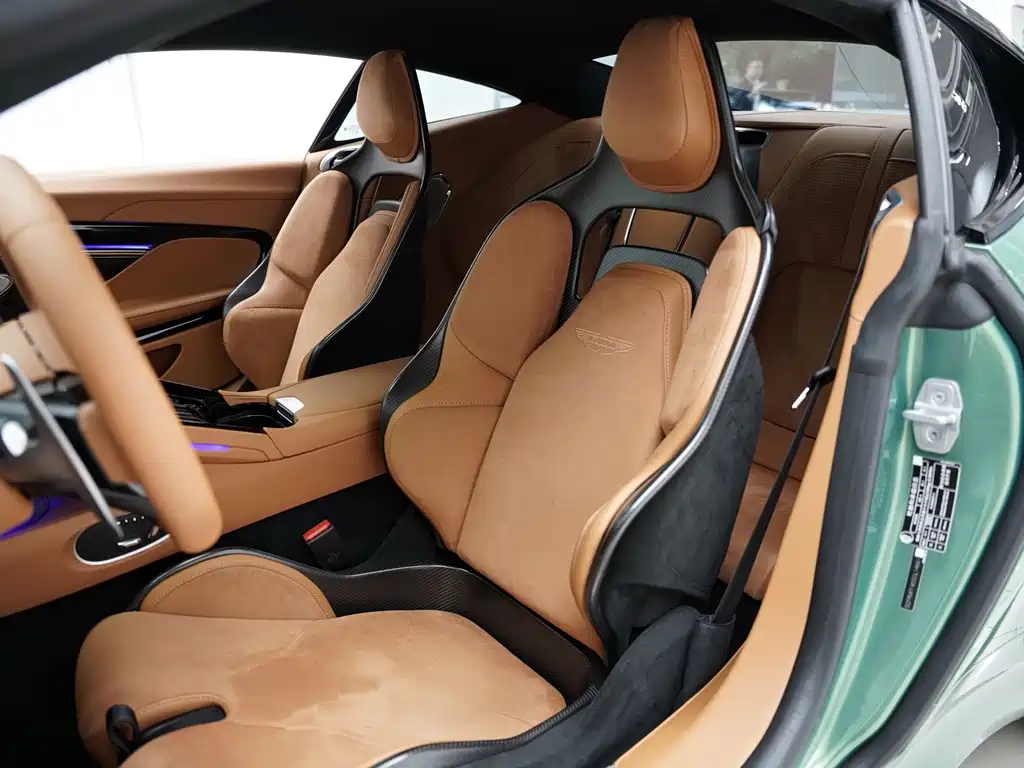Aston Martin DB12 — миниатюра 9
