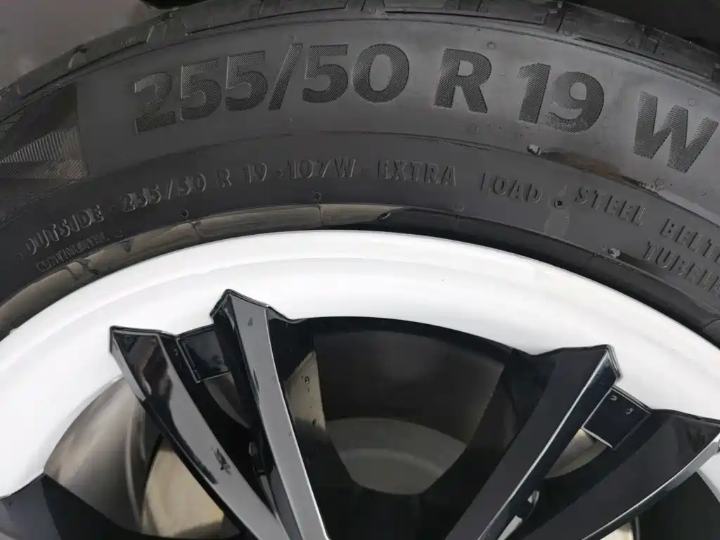 Tesla Model Y — миниатюра 24