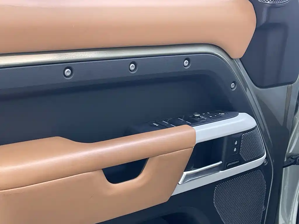 Land Rover Defender — миниатюра 9