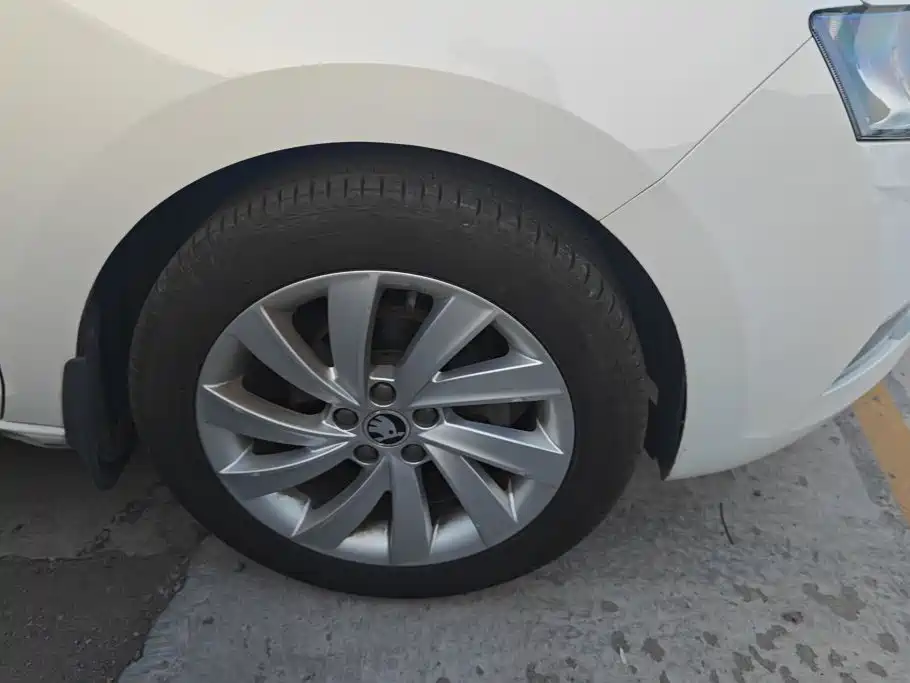 Skoda Rapid — миниатюра 6