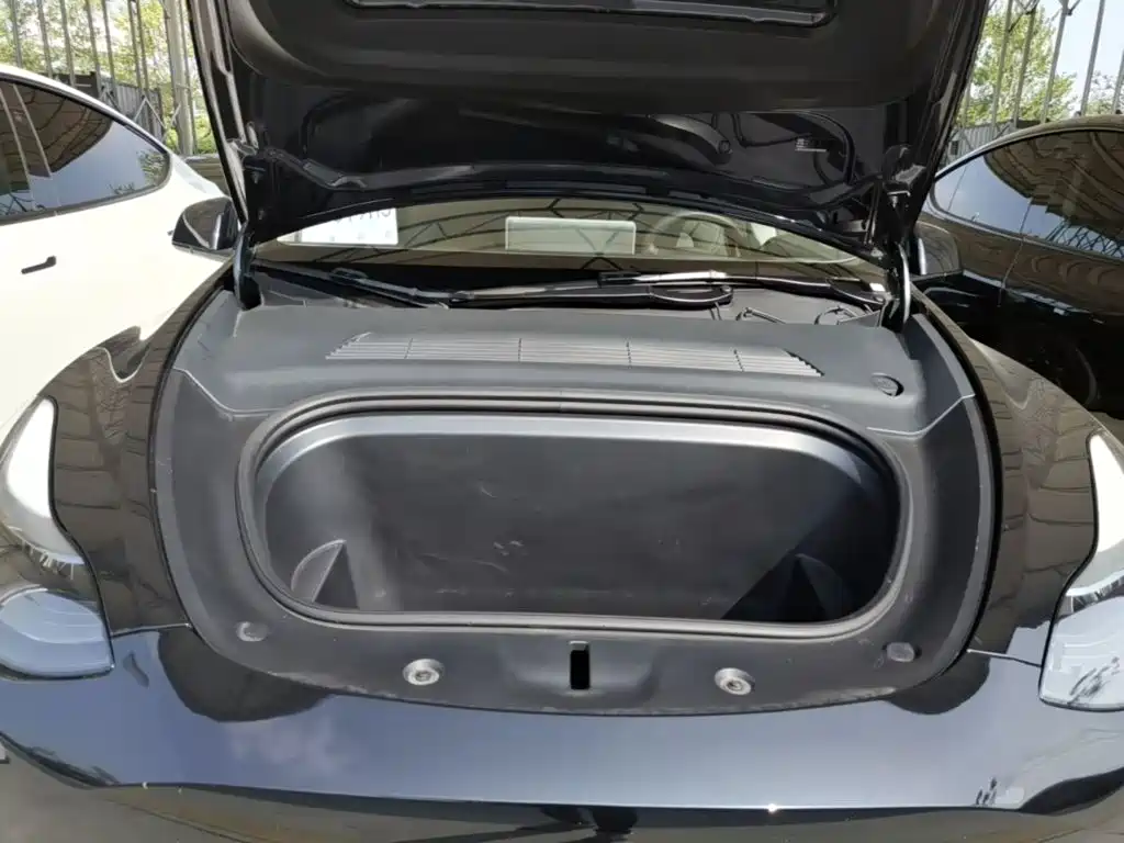 Tesla Model Y — миниатюра 20