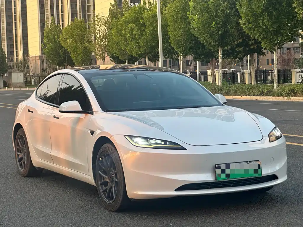 Tesla Model 3 — миниатюра 3